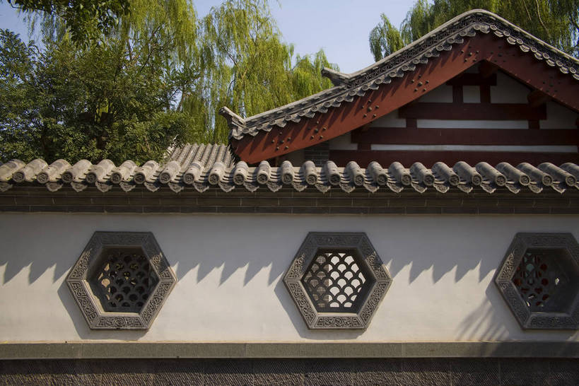 横图,室外,白天,窗户,建筑,工艺美术品,中国,亚洲,艺术,屋檐,艺术品,历史,传统,山东,古代,旅游胜地,摄影,工艺,美术,东亚,济南,趵突泉,中华人民共和国,古远,展馆,彩图,瓦当,bj174