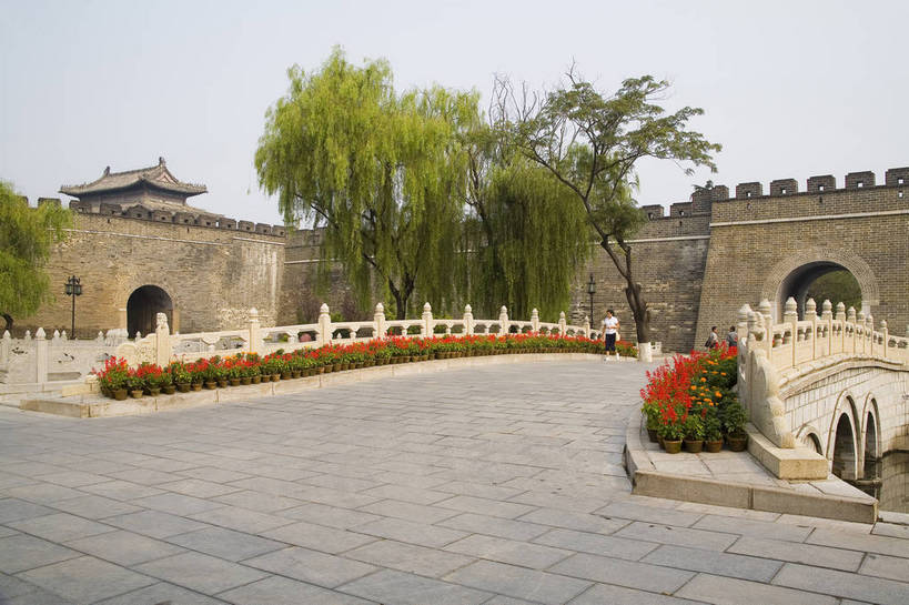 横图,彩色,室外,白天,旅游,度假,名胜古迹,标志建筑,地标,建筑,中国,遗迹,图片,文化遗产,古迹,文物,娱乐,城门,建设,城墙,古建筑,山东,享受,休闲,旅游胜地,放松,摄影,古代建筑,中国文化,古文明,东亚,曲阜,旅行,孔林,传统文化,bj174