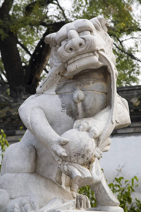 寺庙,竖图,彩色,室外,特写,白天,旅游,度假,石头,名胜古迹,标志建筑,地标,建筑,狮子,雕塑,中国,局部,风俗,遗迹,艺术,装饰,雕刻,雕像,浮雕,石子,文化遗产,艺术品,古迹,历史,文物,娱乐,建设,传统,古建筑,建筑物,古代,工艺品,石狮,享受,休闲,旅游胜地,放松,精神,竖,摄影,纪念,美术,中国文化,狮,主题,陈列,古文明,山东省,济南,功能,美学,古远,制度,石,石块,彩图,旅行,庙,寺,孔林,传统文化,bj174