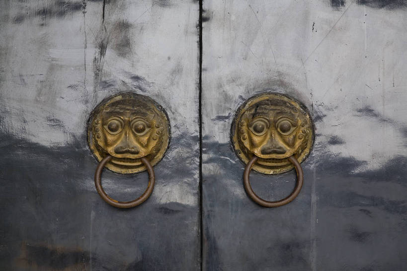 寺庙,横图,彩色,室外,特写,白天,旅游,度假,名胜古迹,门,标志建筑,地标,建筑,中国,局部,风俗,遗迹,艺术,金属,文化遗产,纪念碑,艺术品,古迹,历史,文物,娱乐,建设,传统,古建筑,建筑物,门扣,享受,休闲,旅游胜地,放松,精神,摄影,铜,中国文化,古文明,山东省,济南,化学元素,制度,彩图,旅行,庙,寺,孔林,过渡金属,金属元素,纪念塔,传统文化,bj174