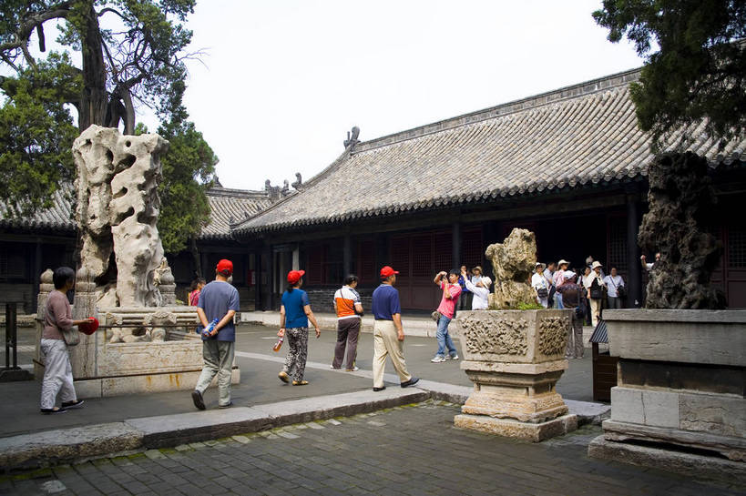 横图,彩色,室外,白天,旅游,度假,名胜古迹,标志建筑,地标,建筑,中国,遗迹,图片,庭院,文化遗产,院子,古迹,文物,娱乐,建设,古建筑,山东,树木,享受,休闲,旅游胜地,放松,摄影,古代建筑,四合院,中国文化,古文明,东亚,曲阜,孔府,旅行,传统文化,bj174