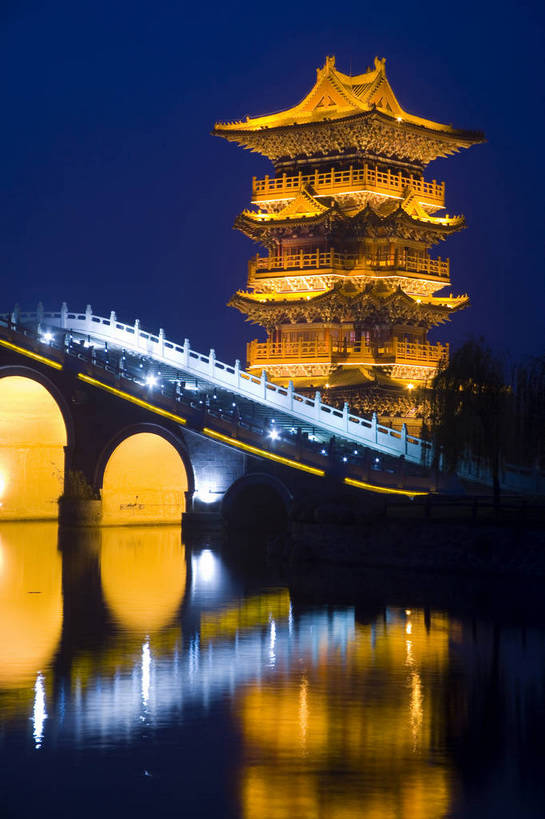 竖图,彩色,室外,旅游,度假,湖,名胜古迹,标志建筑,地标,建筑,夜景,中国,亚洲,阴影,遗迹,光线,影子,亭子,灯光,古迹,历史,文物,娱乐,建设,古建筑,建筑物,古代,享受,休闲,闪耀,旅游胜地,放松,竖,摄影,闪烁,开封,灯火通明,古文明,东亚,中华人民共和国,河南省,闪动,闪灼,古远,夜,彩图,旅行,高楼,清明上河园,建筑结构,bj174