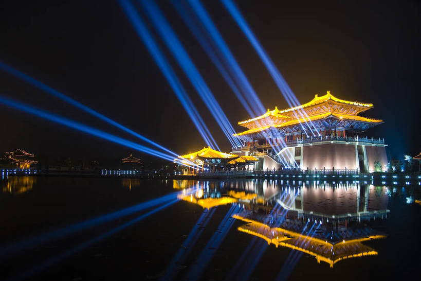 横图,彩色,室外,旅游,度假,湖,名胜古迹,标志建筑,地标,建筑,夜景,中国,亚洲,阴影,遗迹,光线,影子,亭子,灯光,古迹,历史,文物,娱乐,建设,古建筑,建筑物,古代,享受,休闲,闪耀,旅游胜地,放松,摄影,闪烁,开封,灯火通明,古文明,东亚,中华人民共和国,河南省,闪动,闪灼,古远,夜,彩图,旅行,高楼,清明上河园,建筑结构,bj174