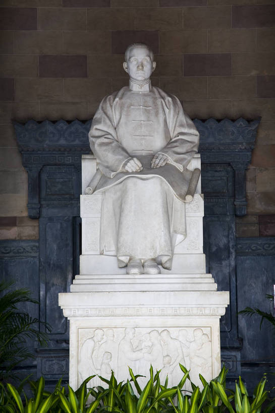 竖图,彩色,室外,白天,旅游,度假,名胜古迹,标志建筑,地标,建筑,雕塑,南京,中国,亚洲,遗迹,艺术,装饰,雕刻,雕像,塑像,图片,文化遗产,纪念碑,古迹,历史,文物,娱乐,建设,古建筑,工艺品,享受,休闲,墓地,旅游胜地,放松,竖,摄影,纪念,石像,美术,坟墓,陵墓,主题,陈列,坟场,古文明,东亚,汉白玉,江苏省,孙中山,中华人民共和国,功能,美学,名人,伟大,伟人,石,彩图,旅行,bj174