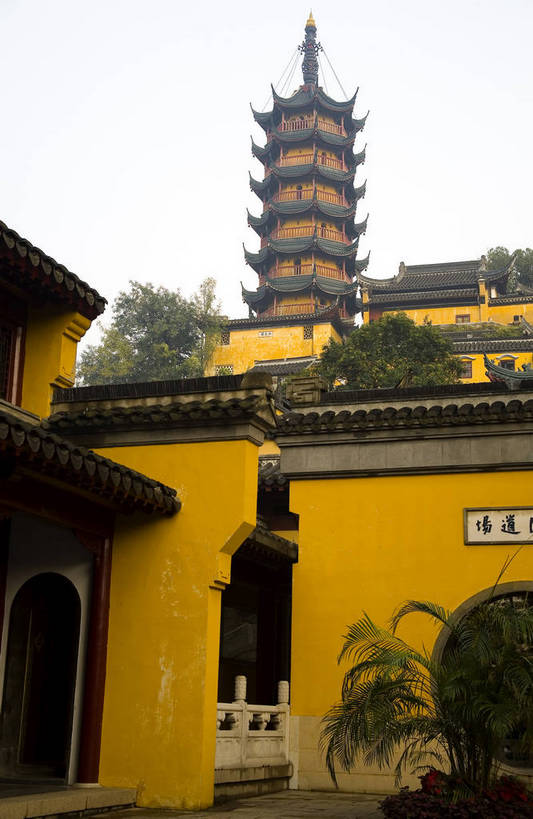 竖图,彩色,室外,白天,旅游,度假,名胜古迹,门,标志建筑,地标,建筑,中国,亚洲,遗迹,图片,房屋,楼阁,亭子,庭院,屋子,文化遗产,建筑群,院子,塔,古迹,文物,娱乐,建设,古建筑,楼房,凉亭,享受,休闲,旅游胜地,放松,竖,摄影,古代建筑,参观,古文明,东亚,江苏省,中华人民共和国,镇江,金山寺,彩图,旅行,房子,架空,飞檐,bj174