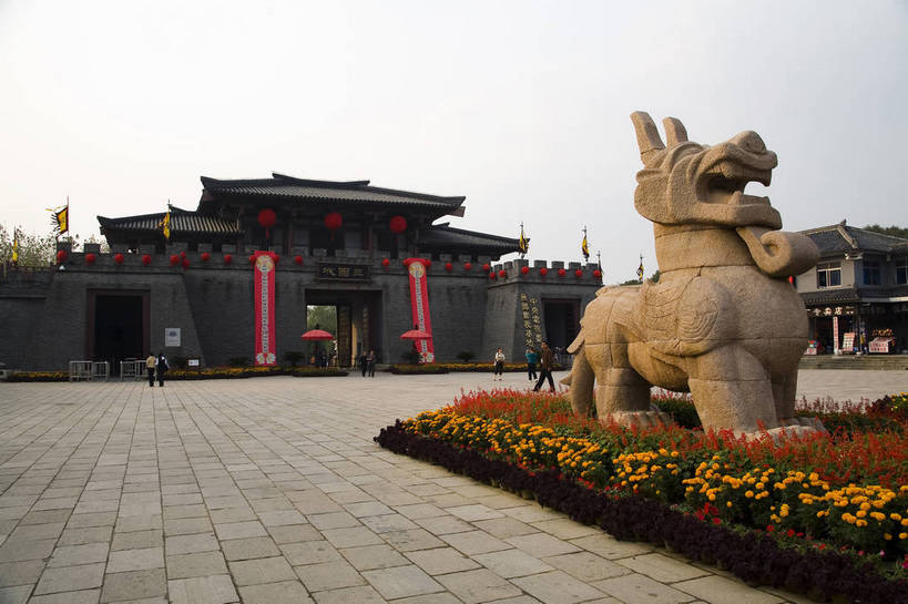 横图,彩色,室外,白天,旅游,度假,名胜古迹,标志建筑,地标,建筑,雕塑,中国,遗迹,雕像,花坛,牌匾,图片,建筑群,古典,古迹,文物,娱乐,建设,古建筑,江苏,无锡,树木,享受,休闲,旅游胜地,放松,摄影,中国文化,古文明,东亚,三国城,影视城,门楼,旅行,传统文化,bj174