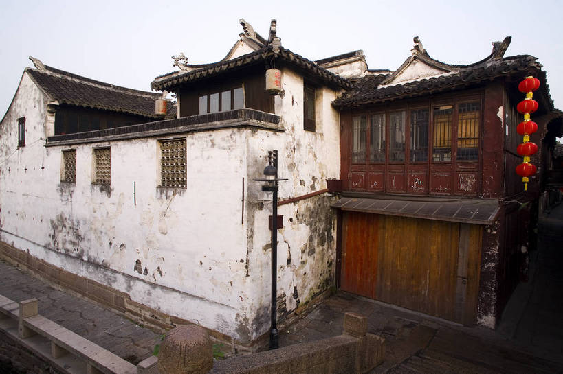 横图,彩色,室外,白天,旅游,度假,名胜古迹,标志建筑,地标,建筑,街道,周庄,中国,遗迹,民俗,图片,小河,建筑群,清晨,古典,古迹,文物,娱乐,建设,古建筑,江苏,民居,享受,休闲,旅游胜地,放松,摄影,中国文化,古文明,东亚,旅行,传统文化,bj174