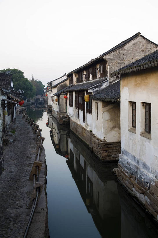 竖图,彩色,室外,白天,旅游,度假,名胜古迹,标志建筑,地标,建筑,街道,周庄,中国,遗迹,民俗,图片,小河,建筑群,清晨,古典,古迹,文物,娱乐,建设,古建筑,江苏,民居,享受,休闲,旅游胜地,放松,竖,摄影,中国文化,古文明,东亚,旅行,传统文化,bj174