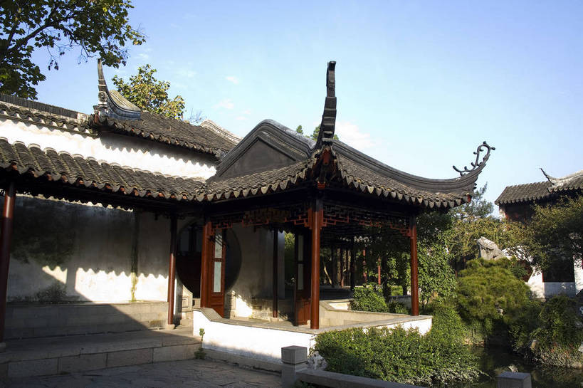 横图,彩色,室外,白天,旅游,度假,名胜古迹,标志建筑,地标,建筑,中国,遗迹,图片,池塘,水池,建筑群,古典,古迹,文物,娱乐,建设,古建筑,江苏,苏州,石雕,树木,荷花池,享受,休闲,假山,旅游胜地,放松,摄影,园林,中国文化,古文明,东亚,苏州园林,留园,旅行,传统文化,bj174