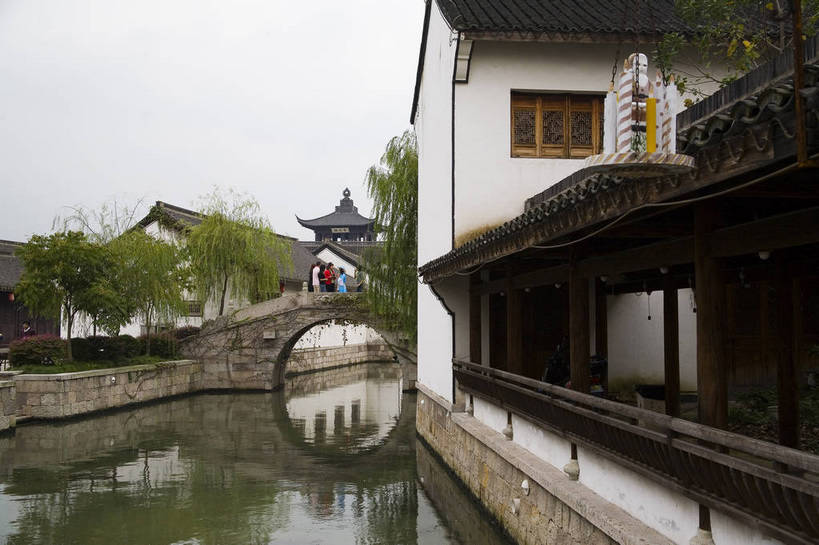 横图,彩色,室外,白天,旅游,度假,美景,名胜古迹,标志建筑,道路,地标,建筑,街道,路,公路,中国,亚洲,遗迹,民俗,图片,景观,小河,建筑群,交通,古典,古迹,文物,娱乐,建设,古建筑,石桥,浙江,浙江省,享受,休闲,旅游胜地,景色,放松,摄影,水乡,小镇,小桥,中国文化,古文明,东亚,绍兴,柯岩,中华人民共和国,华东地区,浙,绍兴市,镜湖,马路,旅行,传统文化,鲁镇,鉴湖,bj174