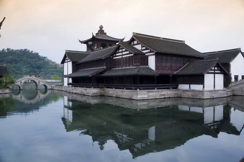 横图,彩色,室外,白天,旅游,度假,美景,名胜古迹,标志建筑,道路,地标,建筑,街道,路,公路,中国,亚洲,遗迹,民俗,图片,景观,小河,建筑群,交通,古典,古迹,文物,娱乐,建设,古建筑,石桥,浙江,浙江省,享受,休闲,旅游胜地,景色,放松,摄影,水乡,小镇,小桥,中国文化,古文明,东亚,绍兴,柯岩,中华人民共和国,华东地区,浙,绍兴市,镜湖,马路,旅行,传统文化,鲁镇,鉴湖,bj174