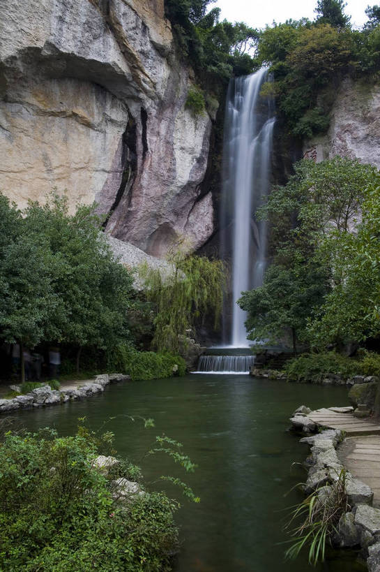 竖图,彩色,室外,特写,白天,旅游,度假,名胜古迹,瀑布,标志建筑,地标,建筑,中国,亚洲,局部,遗迹,民俗,图片,池塘,水池,建筑群,古典,古迹,文物,娱乐,建设,古建筑,浙江,浙江省,享受,休闲,旅游胜地,放松,竖,摄影,水乡,中国文化,古文明,东亚,绍兴,柯岩,中华人民共和国,华东地区,浙,绍兴市,镜湖,旅行,传统文化,鲁镇,鉴湖,bj174