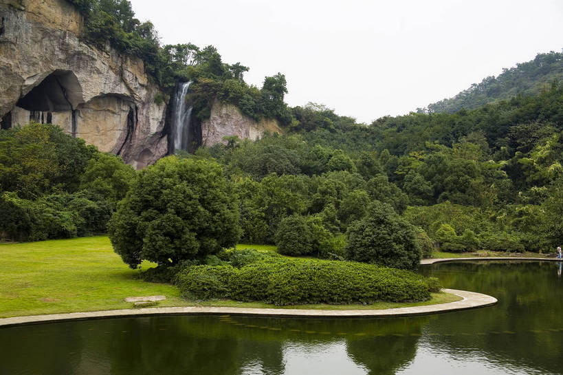 横图,彩色,室外,白天,旅游,度假,草坪,名胜古迹,瀑布,标志建筑,地标,建筑,中国,亚洲,遗迹,民俗,图片,池塘,水池,建筑群,古典,古迹,文物,娱乐,建设,古建筑,浙江,树木,浙江省,享受,休闲,旅游胜地,放松,摄影,水乡,中国文化,古文明,东亚,绍兴,柯岩,中华人民共和国,华东地区,浙,绍兴市,镜湖,旅行,传统文化,鲁镇,鉴湖,bj174