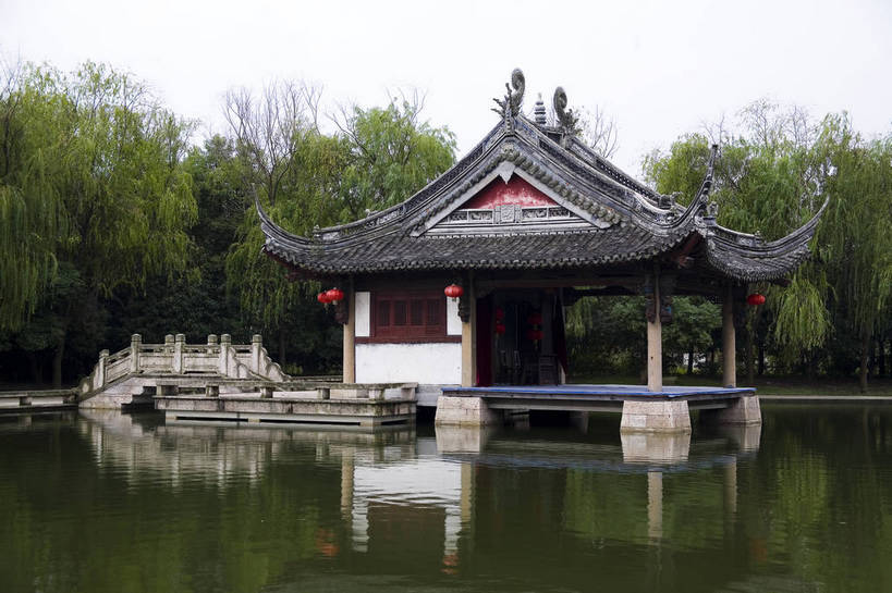 横图,彩色,室外,白天,旅游,度假,名胜古迹,标志建筑,地标,建筑,中国,亚洲,遗迹,民俗,灯笼,图片,池塘,水池,建筑群,古典,古迹,文物,娱乐,建设,古建筑,石桥,浙江,浙江省,凉亭,享受,休闲,旅游胜地,放松,摄影,水乡,小镇,小桥,中国文化,古文明,东亚,绍兴,柯岩,中华人民共和国,华东地区,浙,绍兴市,镜湖,旅行,传统文化,鲁镇,鉴湖,bj174