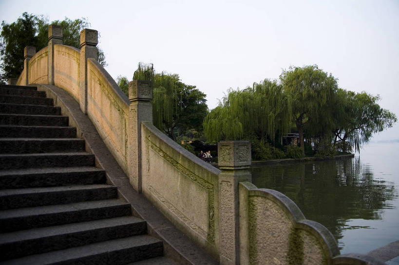 横图,彩色,室外,白天,旅游,度假,湖,名胜古迹,标志建筑,地标,建筑,西湖,中国,遗迹,图片,古迹,文物,娱乐,建设,古建筑,浙江,树木,湖水,享受,休闲,旅游胜地,放松,摄影,杭州,中国文化,自然风光,古文明,东亚,旅行,断桥,bj174