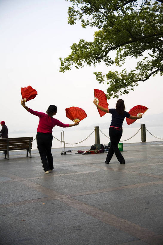 竖图,彩色,室外,白天,锻炼,旅游,度假,运动,美景,名胜古迹,标志建筑,地标,建筑,杭州西湖,西湖,中国,亚洲,遗迹,图片,房屋,楼阁,亭子,屋子,景观,文化遗产,美丽,古迹,文物,娱乐,建设,古建筑,楼房,浙江省,自然,凉亭,湖水,晨练,享受,休闲,旅游胜地,景色,放松,竖,摄影,古代建筑,杭州,美好,文明,中国文化,自然风光,室外运动,户外运动,古文明,东亚,中华人民共和国,亭台楼阁,体育,彩图,健身,旅行,房子,架空,bj174