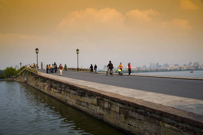 横图,彩色,室外,白天,旅游,度假,湖,名胜古迹,标志建筑,地标,建筑,西湖,中国,遗迹,图片,古迹,文物,娱乐,建设,古建筑,浙江,树木,湖水,享受,休闲,旅游胜地,放松,摄影,杭州,中国文化,自然风光,古文明,东亚,苏堤,旅行,传统文化,bj174