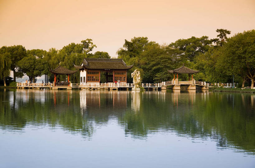 横图,彩色,室外,白天,旅游,度假,湖,名胜古迹,标志建筑,地标,建筑,西湖,中国,遗迹,图片,建筑群,走廊,古典,古迹,文物,娱乐,建设,古建筑,浙江,树木,凉亭,湖水,享受,休闲,旅游胜地,放松,摄影,回廊,杭州,中国文化,自然风光,古文明,东亚,旅行,传统文化,bj174