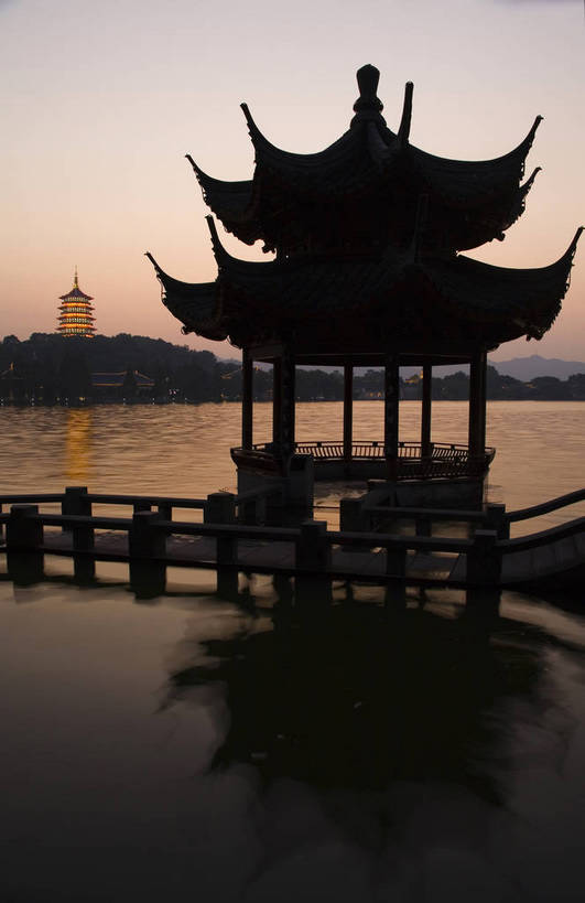 竖图,彩色,室外,白天,旅游,度假,美景,名胜古迹,标志建筑,地标,建筑,杭州西湖,西湖,中国,亚洲,遗迹,图片,房屋,楼阁,亭子,屋子,景观,文化遗产,美丽,古迹,文物,娱乐,建设,古建筑,浙江,楼房,浙江省,自然,凉亭,湖水,享受,休闲,旅游胜地,景色,放松,竖,摄影,古代建筑,杭州,美好,文明,中国文化,自然风光,古文明,东亚,杭州市,中华人民共和国,华东地区,省会,浙,亭台楼阁,彩图,旅行,房子,西湖十景,架空,雷峰夕照,bj174