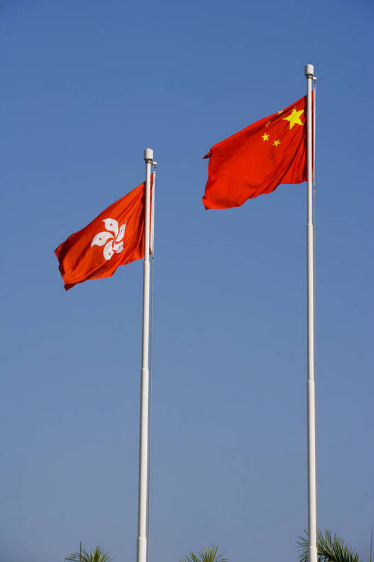 竖图,彩色,室外,白天,旅游,度假,名胜古迹,标志建筑,地标,建筑,旗帜,香港,中国,亚洲,繁华,遗迹,图片,建筑群,古迹,文物,娱乐,旗子,建设,现代,古建筑,现代建筑,维多利亚港,享受,休闲,旅游胜地,摩天大厦,放松,竖,摄影,港,紫荆花,国际会展中心,古文明,东亚,发展,维多利亚湾,香港特别行政区,港澳台,中华人民共和国,旌旗,旗号,繁荣,维多利亚,发达,维港,旗,彩图,港湾,高楼,海港,bj174