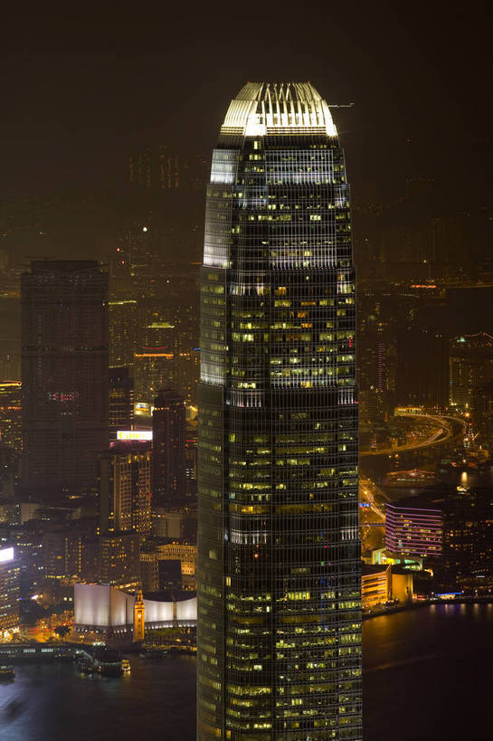 竖图,彩色,室外,夜晚,旅游,度假,名胜古迹,标志建筑,地标,建筑,夜景,香港,中国,亚洲,繁华,遗迹,图片,建筑群,古迹,文物,娱乐,建设,现代,古建筑,现代建筑,维多利亚港,享受,休闲,旅游胜地,摩天大厦,放松,竖,摄影,港,古文明,东亚,发展,维多利亚湾,香港特别行政区,港澳台,中华人民共和国,繁荣,维多利亚,发达,维港,彩图,港湾,高楼,海港,bj174