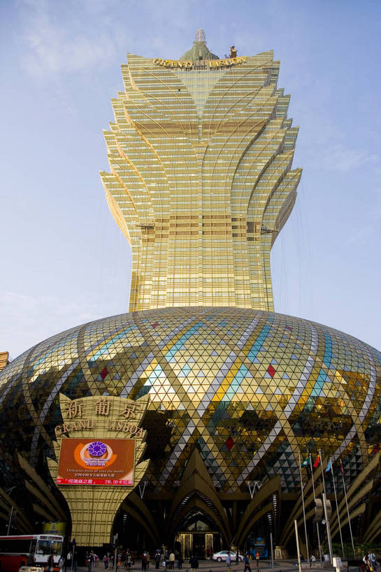 竖图,彩色,室外,白天,旅游,度假,名胜古迹,标志建筑,地标,建筑,澳门,中国,亚洲,游客,遗迹,图片,文化遗产,建筑群,豪华,古迹,文物,娱乐,建设,古建筑,葡京酒店,享受,休闲,旅游胜地,放松,竖,赌场,摄影,参观,古文明,东亚,中华人民共和国,繁荣,发达,彩图,旅行,新葡京酒店,bj174