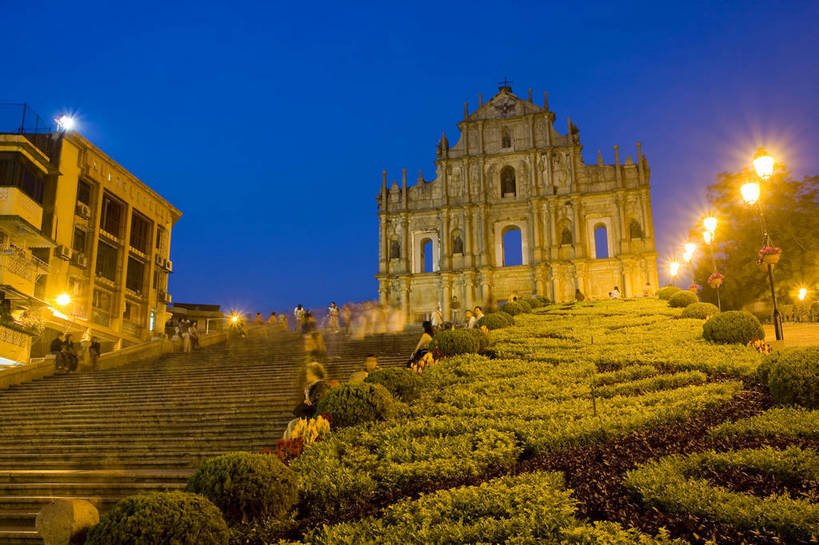 横图,彩色,室外,夜晚,旅游,度假,名胜古迹,标志建筑,地标,建筑,路灯,夜景,澳门,中国,亚洲,行人,游客,游人,阴影,遗迹,光线,图片,影子,文化遗产,灯光,古迹,历史,文物,娱乐,建设,古建筑,路人,旅客,台阶,享受,休闲,闪耀,旅游胜地,放松,摄影,闪烁,欧式建筑,灯火通明,古文明,东亚,中华人民共和国,闪动,闪灼,过客,旅游者,彩图,旅行,大三巴,bj174