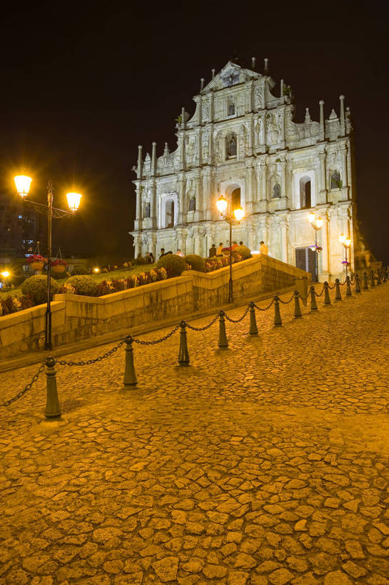 竖图,彩色,室外,夜晚,旅游,度假,名胜古迹,标志建筑,地标,建筑,路灯,夜景,澳门,中国,亚洲,行人,游客,游人,阴影,遗迹,光线,图片,影子,文化遗产,灯光,古迹,历史,文物,娱乐,建设,古建筑,路人,旅客,台阶,享受,休闲,闪耀,旅游胜地,放松,竖,摄影,闪烁,欧式建筑,灯火通明,古文明,东亚,中华人民共和国,闪动,闪灼,过客,旅游者,彩图,旅行,大三巴,bj174