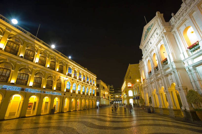 横图,彩色,室外,夜晚,旅游,度假,名胜古迹,标志建筑,地标,建筑,路灯,夜景,澳门,中国,亚洲,行人,游客,游人,阴影,遗迹,光线,图片,影子,文化遗产,灯光,古迹,历史,文物,娱乐,建设,古建筑,路人,旅客,台阶,享受,休闲,闪耀,旅游胜地,放松,摄影,闪烁,欧式建筑,灯火通明,古文明,东亚,中华人民共和国,闪动,闪灼,过客,旅游者,彩图,旅行,大三巴,bj174