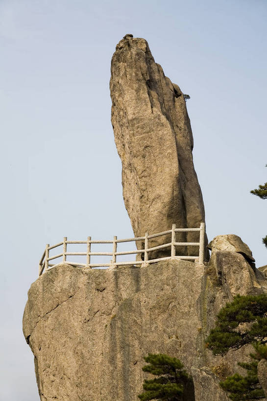 竖图,彩色,室外,白天,旅游,度假,黄山,名胜古迹,山,天际线,标志建筑,地标,建筑,松树,中国,亚洲,行人,游客,游人,遗迹,图片,高山,文化遗产,古迹,文物,娱乐,建设,古建筑,路人,旅客,树,天空,享受,休闲,旅游胜地,放松,竖,摄影,中国文化,自然风光,古文明,东亚,安徽省,中华人民共和国,过客,自然景观,彩图,旅行,飞来石,bj174
