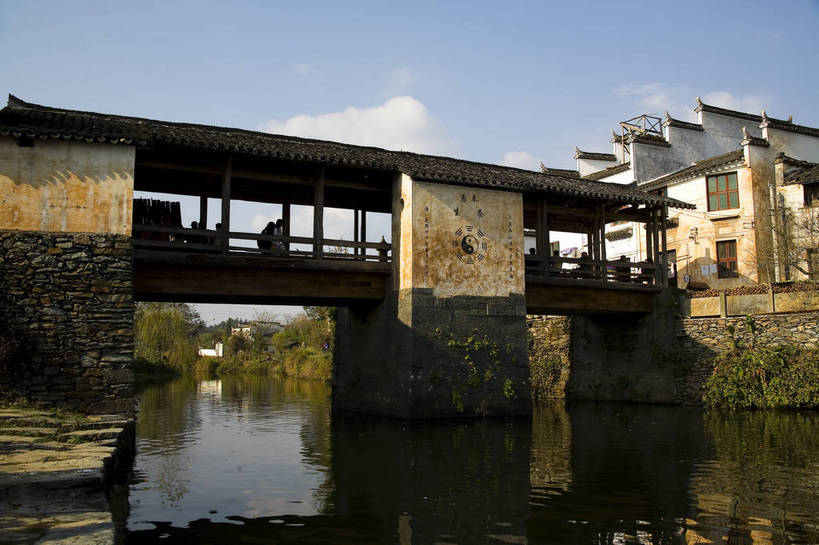 横图,彩色,室外,白天,旅游,标志建筑,地标,建筑,中国,亚洲,风俗,民俗,雕刻,浮雕,图片,房屋,楼阁,屋子,文化遗产,建筑群,楼群,古典,历史,建设,传统,江西,婺源,楼房,民居,古代,旅游胜地,摄影,人文景观,中国文化,东亚,江西省,中华人民共和国,华东地区,赣,婺源县,上饶,上饶市,古远,彩图,旅行,房子,架空,思溪村,bj174