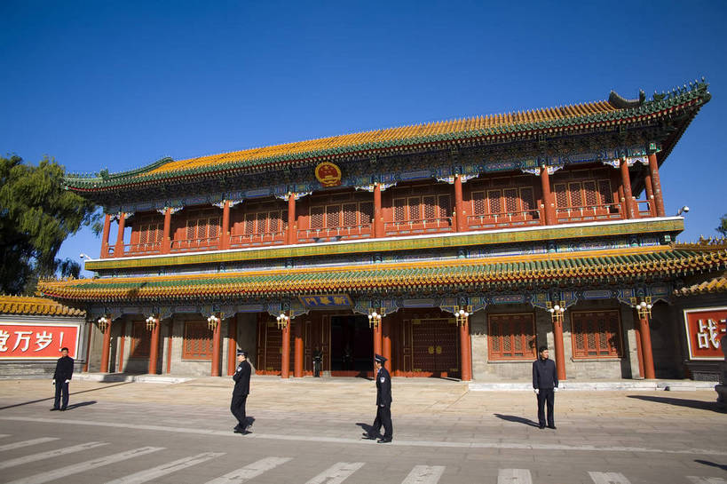 警察,栏杆,横图,彩色,室外,白天,建筑,国旗,雕塑,北京,中国,亚洲,艺术,装饰,标语,雕刻,雕像,图片,柱子,桥,红旗,工艺品,摄影,城楼,古代建筑,纪念,美术,神圣,庄重,主题,政治,陈列,东亚,中华人民共和国,新华门,功能,美学,权力,庄严,彩图,bj174