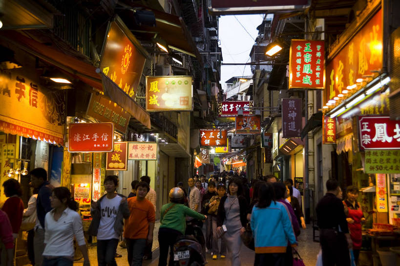 商店,横图,彩色,室外,夜晚,购物,旅游,度假,美景,城市风光,城市,橱窗,街道,商场,夜景,澳门,中国,亚洲,阴影,光线,图片,影子,景观,灯光,娱乐,人流,一群人,享受,休闲,闪耀,景色,放松,摄影,闪烁,灯火通明,东亚,中华人民共和国,闪动,闪灼,彩图,bj174