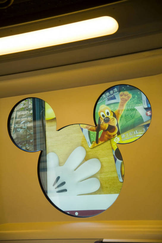 人群,竖图,彩色,室外,白天,旅游,度假,美景,城市风光,城市,游览车,车站,香港,中国,亚洲,行人,游客,游人,表演,图片,景观,地铁站,站台,交通,娱乐,月台,路人,旅客,享受,休闲,迪斯尼乐园,旅游胜地,景色,放松,竖,运输,摄影,观看,海滨,参观,东亚,中华人民共和国,繁荣,发达,过客,海,旅游者,彩图,旅行,bj174