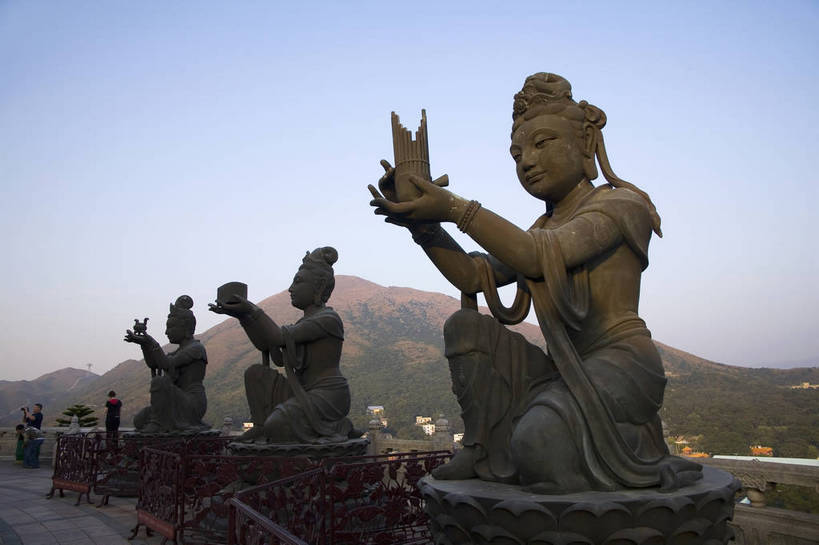 横图,彩色,室外,白天,旅游,度假,名胜古迹,标志建筑,地标,建筑,雕塑,香港,中国,亚洲,行人,游客,游人,遗迹,雕像,佛像,塑像,图片,古迹,文物,娱乐,建设,古建筑,历史建筑,大佛,路人,旅客,享受,休闲,旅游胜地,放松,摄影,参观,古文明,东亚,大屿山,天坛大佛,中华人民共和国,繁荣,发达,宝莲禅寺,过客,旅游者,彩图,旅行,bj174