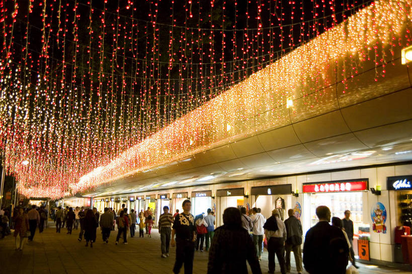 人群,横图,彩色,室外,夜晚,旅游,度假,美景,城市风光,城市,道路,街道,路,公路,香港,中国,亚洲,行人,游客,游人,图片,景观,交通,娱乐,路人,旅客,人流,享受,休闲,旅游胜地,景色,放松,摄影,生活方式,港,参观,东亚,九龙,旺角,香港特别行政区,港澳台,中华人民共和国,繁荣,九龙半岛,发达,油麻地,过客,油尖旺区,马路,旅游者,彩图,旅行,居住区,大排档,庙街,庙街夜市,bj174