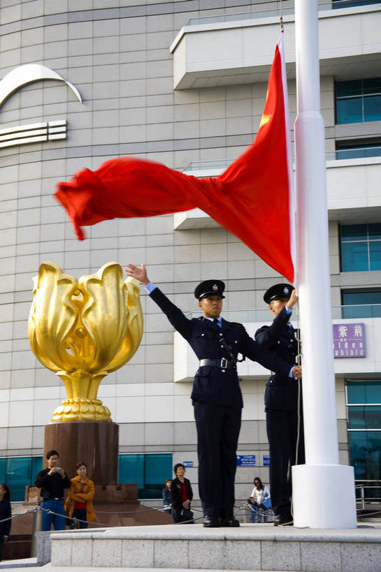 竖图,彩色,室外,白天,旅游,度假,成功,合作,团队,集体,信心,美景,名胜古迹,城市风光,标志建筑,城市,地标,建筑,雕塑,香港,中国,亚洲,士兵,遗迹,艺术,装饰,雕刻,雕像,图片,景观,古迹,文物,娱乐,建设,队伍,古建筑,工艺品,享受,休闲,旅游胜地,景色,放松,竖,摄影,纪念,军人,美术,领导,成就,主题,合伙,领袖,参观,陈列,紫荆花,古文明,东亚,部队,军队,中华人民共和国,功能,美学,繁荣,发达,彩图,旅行,武装组织,中国人民解放军,中国人民解放军驻香港特别行政区部队,驻港部队,bj174