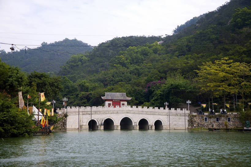 横图,彩色,室外,白天,旅游,度假,湖,美景,名胜古迹,树林,城市风光,标志建筑,城市,地标,建筑,雕塑,中国,亚洲,遗迹,艺术,装饰,灯笼,雕刻,雕像,牌匾,柱子,池塘,景观,文化遗产,建筑群,桥,古典,古迹,文物,娱乐,建设,传统,古建筑,石桥,特色,树,树木,荷花池,白云,蓝天,工艺品,湖水,天,享受,休闲,旅游胜地,景色,放松,摄影,古代建筑,纪念,美术,清新,主题,特殊,参观,陈列,古文明,东亚,广东,珠海,广东省,中华人民共和国,华南地区,功能,美学,粤,珠海市,幽静,特别,彩图,观光,旅行,门匾,飞檐,圆明新园,bj174