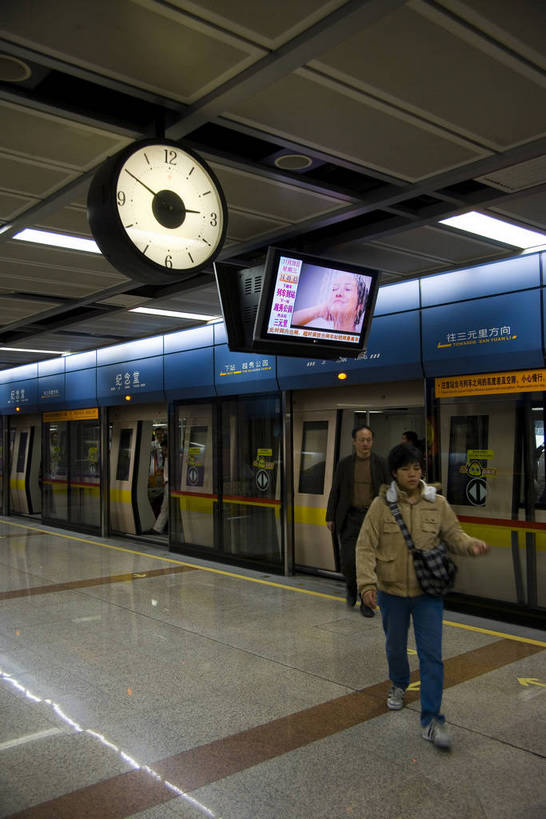 人群,竖图,彩色,室内,旅游,度假,美景,城市风光,城市,地铁,建筑,车站,广州,中国,亚洲,景观,地铁站,站台,交通,娱乐,月台,地下,候车,享受,休闲,景色,放松,竖,运输,摄影,经济,等候,矗立,耸立,参观,东亚,发展,广东省,中华人民共和国,广州市,挺立,繁荣,进步,发达,彩图,观光,旅行,bj174