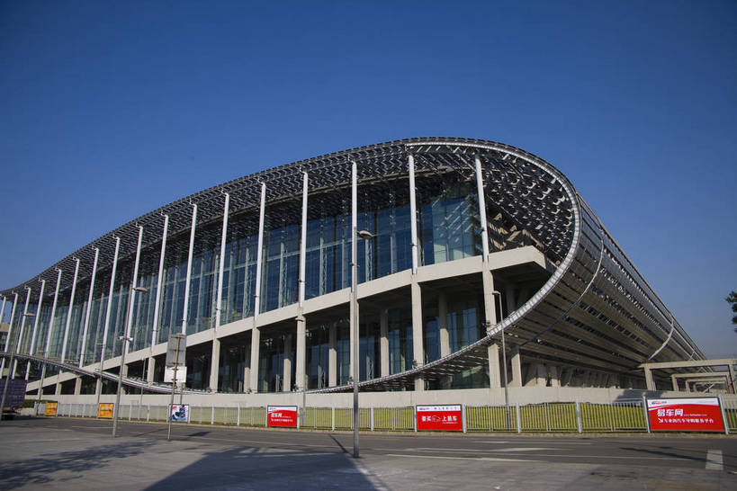 广场,横图,彩色,室外,白天,旅游,度假,美景,名胜古迹,城市风光,标志建筑,城市,大厦,地标,建筑,汽车,广州,中国,亚洲,遗迹,景观,古迹,文物,娱乐,建设,现代,古建筑,现代建筑,绿地,享受,休闲,旅游胜地,景色,放松,摄影,经济,展览,居住,文明,展览馆,参观,玻璃幕墙,国际会展中心,古文明,东亚,发展,广东省,中华人民共和国,广州市,繁荣,进步,发达,交流,彩图,观光,旅行,高楼,会场,居住区,广州国际会展中心,bj174