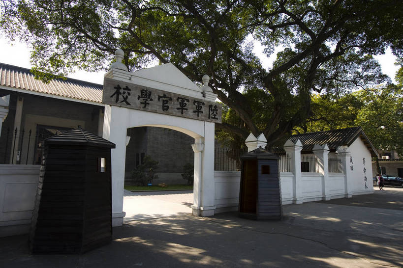 学校,横图,彩色,室外,白天,旅游,度假,美景,城市风光,标志建筑,城市,地标,建筑,广州,中国,亚洲,风俗,艺术,著名,景观,建筑群,古典,历史,娱乐,建设,现代,传统,特色,天,享受,休闲,景色,放松,精神,摄影,经济,纪念,国民党,象征,文明,中国文化,参观,东亚,发展,广东省,中华人民共和国,广州市,民族文化,革命,勇士,繁荣,英雄,进步,发达,制度,特别,黄埔,交流,彩图,观光,旅行,国防大学,黄埔军校,军校,中华民国陆军军官学校,民国,bj174