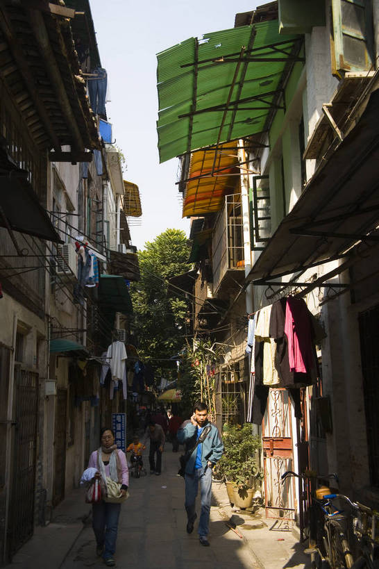 竖图,彩色,特写,旅游,度假,美景,城市风光,标志建筑,城市,地标,建筑,广州,中国,亚洲,晾晒,局部,景观,建筑群,交通,古典,历史,娱乐,建设,现代,特色,老建筑,车,衣服,绿地,享受,休闲,灿烂,景色,放松,竖,运输,摄影,生活方式,经济,居住,矗立,旧的,美好,文明,近景,市民,耸立,参观,东亚,发展,广东省,中华人民共和国,广州市,挺立,繁荣,进步,平民,交流,彩图,观光,旅行,老城区,居住区,普通,bj174