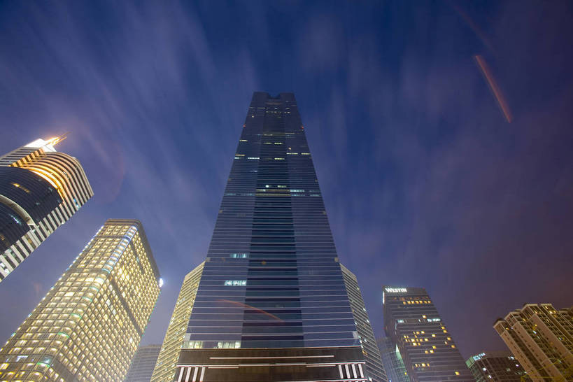 横图,彩色,室外,仰视,旅游,度假,商务,美景,天际线,城市风光,城市,大厦,建筑,路灯,汽车,玻璃,照明,广州,中国,亚洲,阴影,远眺,光线,影子,光,景观,建筑群,灯光,交通,娱乐,现代,现代建筑,特色,车,灯,绿地,天,享受,休闲,灿烂,闪耀,摩天大厦,景色,放松,金融,运输,摄影,生活方式,经济,轮廓,居住,照亮,闪烁,照明设备,美好,文明,参观,玻璃幕墙,贸易,灯火通明,东亚,发展,广东,广东省,城区,中信广场,中华人民共和国,华南地区,省会,广州市,粤,繁荣,闪动,闪灼,进步,天河,发达,交流,夜,彩图,观光,旅行,商业,高楼,居住区,天河区,天河广场,bj174