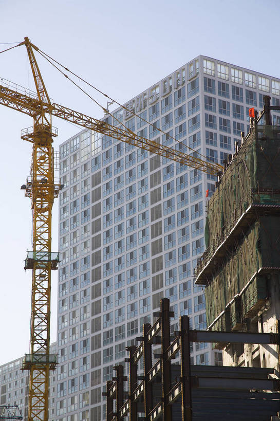 竖图,彩色,室外,白天,仰视,旅游,商务,城市风光,城市,建筑,北京,中国,亚洲,景观,交通,首都,繁忙,现代,现代建筑,路牌,施工,蓝天,建筑工地,天,摩天大厦,商务楼,竖,金融,摄影,大都市,生活方式,现代都市,经济,晴天,轮廓,矗立,成就,文明,耸立,剪影,玻璃幕墙,塔吊,贸易,幕墙,东亚,发展,中华人民共和国,北京市,京,北平,华北地区,挺立,繁荣,进步,发达,游览,商业,高楼,工地,北京CBD,北京商务中心区,中国北京大北窑,bj174