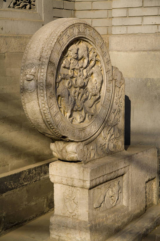 竖图,彩色,室外,白天,旅游,度假,美景,名胜古迹,门,城市风光,城市,道路,胡同,建筑,街道,路,公路,北京,中国,亚洲,局部,风俗,艺术,平静,民俗,瓦片,景观,交通,瓦,历史,娱乐,传统,风情,民居,特色,红色,门框,享受,休闲,景色,放松,精神,竖,摄影,建造,古代建筑,部分,四合院,矗立,象征,美好,耸立,感受,参观,青砖,东亚,屋瓦,中华人民共和国,挺立,古代文明,制度,特征,马路,彩图,旅行,老城区,传统文化,普通,bj174