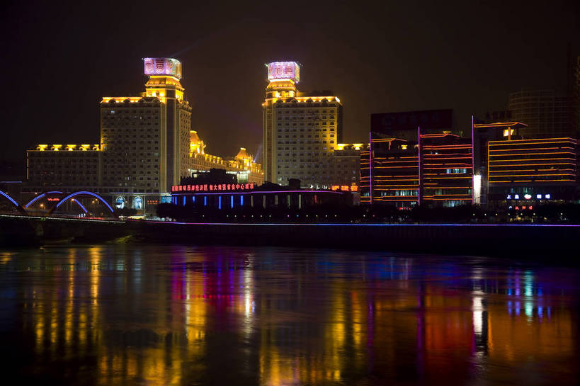 人群,横图,彩色,室外,旅游,度假,岛屿,美景,树林,天际线,城市风光,城市,大厦,建筑,夜景,公路,汽车,中国,亚洲,阴影,光线,影子,景观,灯光,交通,娱乐,现代,现代建筑,旅客,特色,车,灯,绿地,绿化带,享受,休闲,灿烂,广阔,闪耀,景色,便捷,放松,运输,摄影,生活方式,经济,轮廓,居住,闪烁,美好,文明,参观,灯火通明,福建,东亚,发展,台江,福建省,中华人民共和国,华东地区,省会,快捷,闽,开阔,福州,福州市,繁荣,闪动,闪灼,进步,发达,交流,夜,彩图,观光,旅行,高楼,居住区,快速路,仓山区,南台岛,台江区,中洲岛,bj174