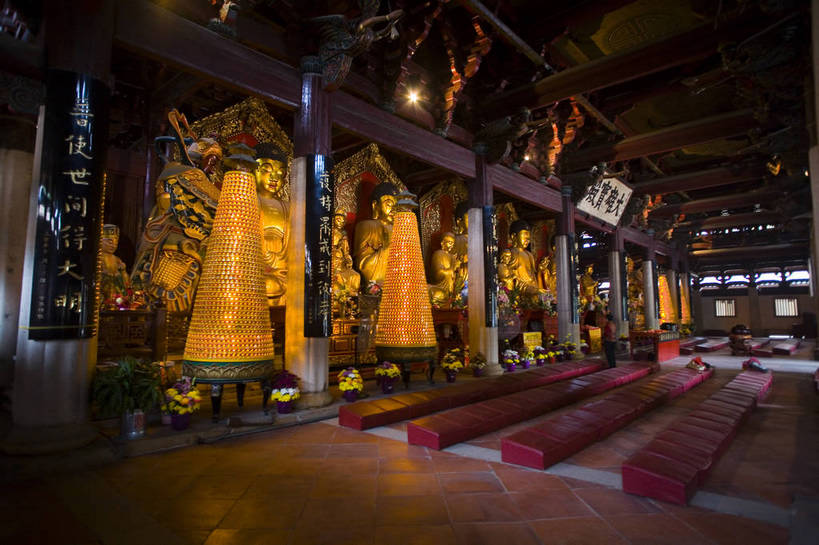 横图,彩色,室内,白天,旅游,度假,名胜古迹,标志建筑,地标,建筑,雕塑,中国,亚洲,节日,遗迹,佛像,塑像,文化遗产,古典,古迹,历史,文化,文物,娱乐,建设,大厅,佛,古建筑,殿堂,古代,香火,祈祷,享受,休闲,健康,旅游胜地,放松,思想,许愿,摄影,宗教,佛教,信仰,古代建筑,烧香,纪念,拜,祈求,文明,中国文化,佛堂,福建,古文明,东亚,台江,儒家,福建省,中华人民共和国,华东地区,省会,闽,福州,福州市,释教,古远,古代文明,流传,平安,旅行,传统文化,仓山区,南台岛,台江区,中洲岛,bj174