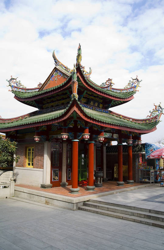寺庙,竖图,彩色,室外,白天,旅游,度假,名胜古迹,标志建筑,地标,建筑,野生动物,雕塑,中国,亚洲,节日,遗迹,艺术,装饰,龙,雕刻,雕像,浮雕,塑像,柱子,文化遗产,古典,教育,古迹,历史,文化,文物,娱乐,建设,古建筑,厦门,石雕,树,树木,古代,阳光,动物,工艺品,祈祷,享受,休闲,健康,旅游胜地,放松,竖,思想,许愿,摄影,宗教,信仰,古代建筑,烧香,纪念,精致,拜,祈求,美术,矗立,清新,文明,中国文化,主题,耸立,凶猛,陈列,古文明,东亚,福建省,中华人民共和国,功能,美学,挺立,古远,古代文明,流传,残暴,平安,凶残,旅行,庙,寺,传统文化,bj174