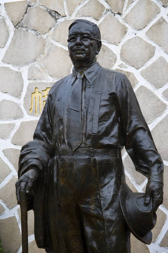 人群,学校,竖图,彩色,室外,旅游,度假,美景,名胜古迹,树林,水,天际线,城市风光,标志建筑,城市,大厦,地标,建筑,雕塑,中国,亚洲,遗迹,雕像,海边,景观,古迹,文物,娱乐,建设,现代,古建筑,厦门,现代建筑,校园,学府,特色,树,树木,白云,蓝天,海水,绿地,绿化带,天,享受,休闲,广阔,旅游胜地,景色,放松,竖,摄影,生活方式,经济,轮廓,居住,矗立,海滨,美好,文明,特殊,耸立,参观,福建,古文明,东亚,发展,福建省,厦门市,中华人民共和国,华东地区,闽,开阔,挺立,繁荣,进步,发达,交流,彩图,观光,旅行,大学,高楼,居住区,集美大学城,bj174