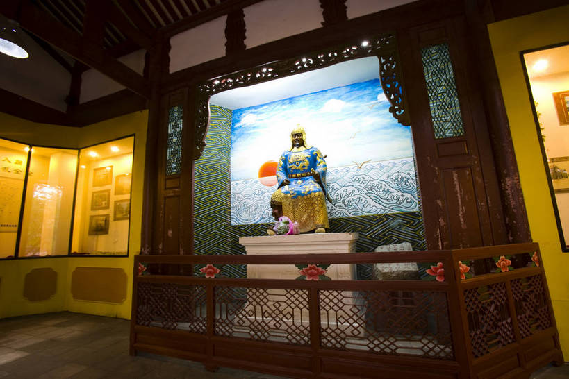 寺庙,横图,彩色,室内,白天,旅游,度假,名胜古迹,标志建筑,地标,建筑,雕塑,中国,亚洲,节日,遗迹,艺术,装饰,雕刻,雕像,牌匾,书法,塑像,柱子,文化遗产,古典,教育,古迹,历史,文化,文物,娱乐,建设,佛,古建筑,石雕,古代,工艺品,祈祷,享受,休闲,健康,旅游胜地,放松,思想,许愿,摄影,宗教,佛教,信仰,古代建筑,烧香,纪念,精致,石像,拜,祈求,美术,文明,中国文化,主题,陈列,古文明,东亚,开元寺,福建省,中华人民共和国,功能,美学,福州,释教,古远,古代文明,流传,平安,旅行,庙,寺,中国书法,传统文化,门匾,bj174